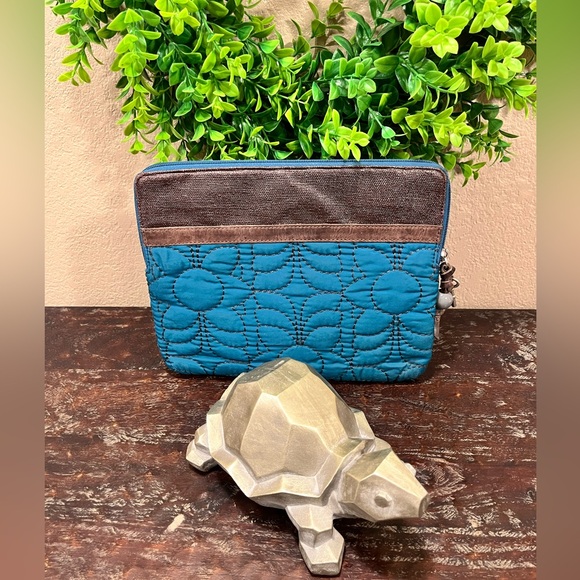 FOSSIL QUILTED FLOWER PRNT/LEATHER OUTSIDE w/WAX LINED FABRIC INSIDE TABLET CASE - Picture 6 of 9